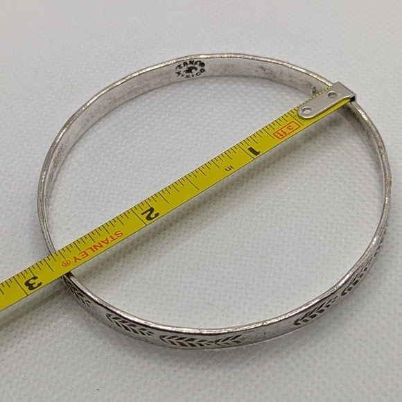 Elegant Silver Bangle Bracelet - Picture 4 of 4